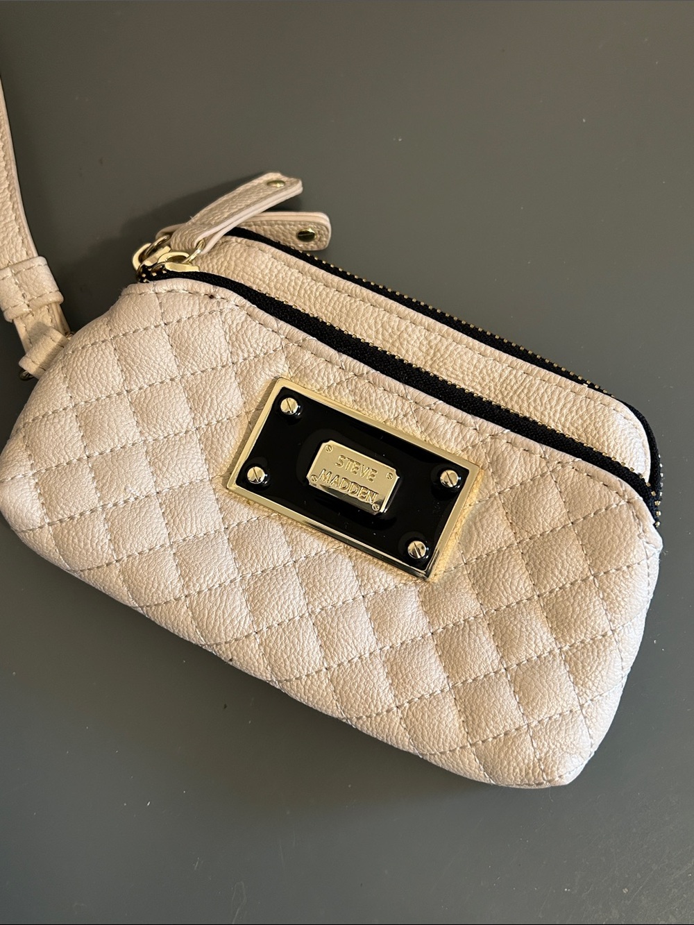 Steve Madden EUC Quilted Cream Wristlet Wallet.